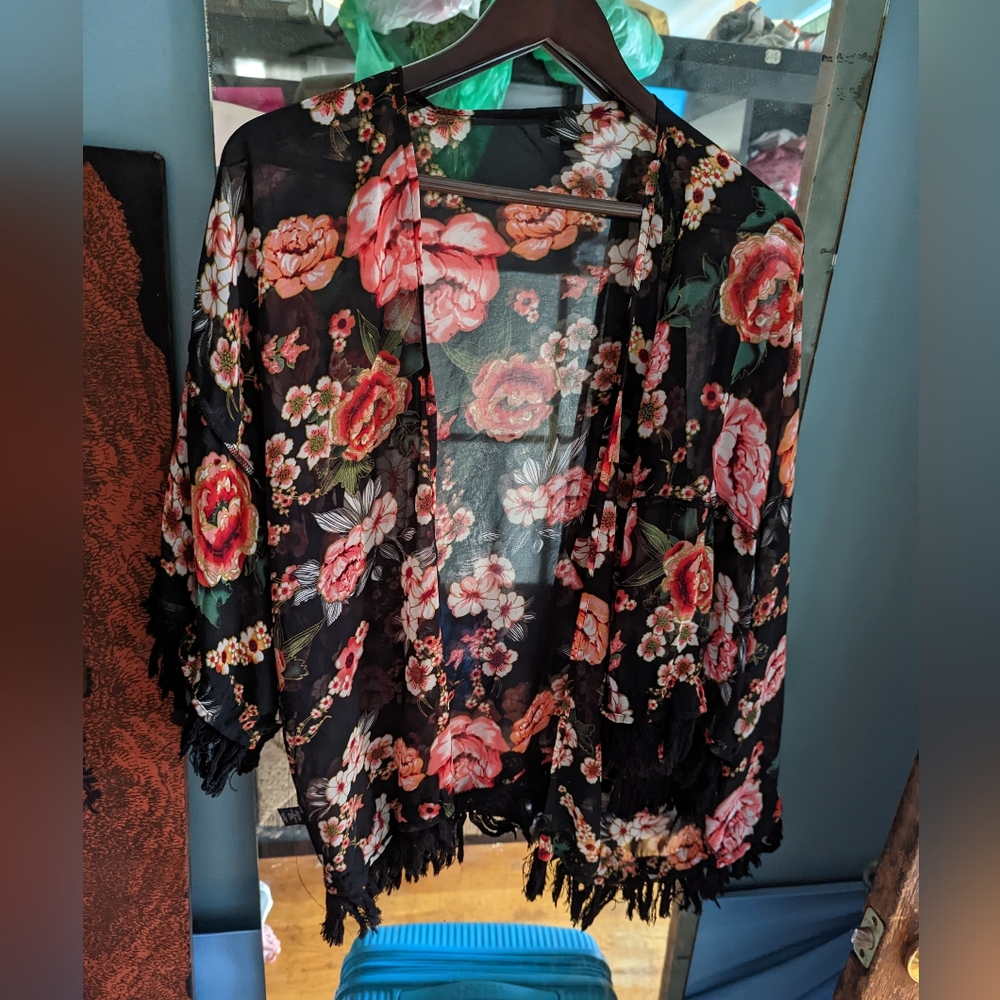 Floral black and red fringed short kimono top